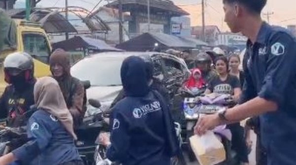 Jelang Akhir Ramadan 1445 Hijriah, VISI.NEWS Bagi-bagi Takjil Gratis