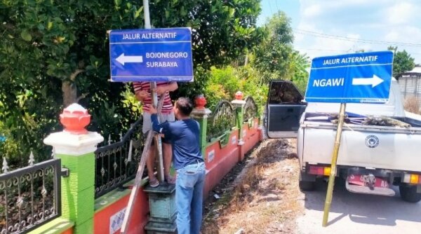 Dishub Bojonegoro Pasang Rambu Petunjuk Arah Jelang Lebaran, Pemudik Makin Nyaman