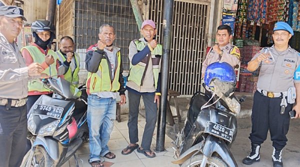 Bhabinkamtibmas Polsek Solokanjeruk Beri Tips Aman Mudik Bagi Ojek dan Warga