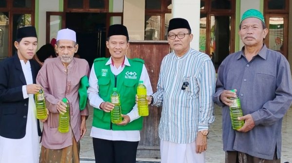 NU Care Lazisnu Kedokanbunder Salurkan Bantuan Alat Kebersihan untuk Masjid