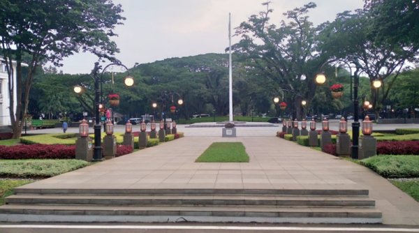 Sejumlah Jalan dan Taman di Kota Bandung Dipajang Bunga Katsuba
