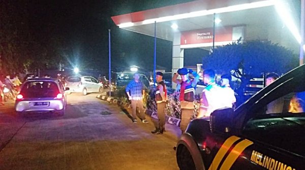 Pastikan Tidak Ada Penimbunan BBM Saat Lebaran, Personil Polsek Paseh Datangi SPBU Tarikolot