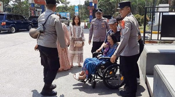 Quick Wins Presisi, Personil Pos Pam Rest Area KM 149 Bantu Manula yang Alami Kesulitan