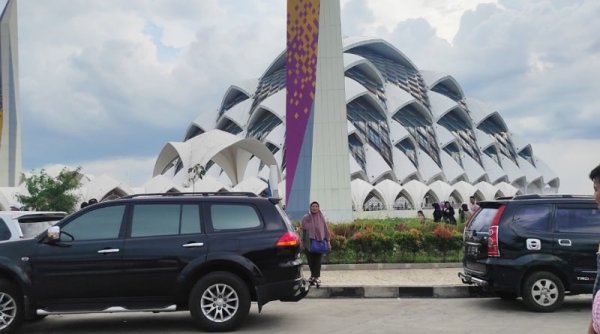 Libur Idul Fitri 1445 H Pengunjung Mesjid Al Jabar Membludak, Parkir Kendaraan Masih Dikeluhkan