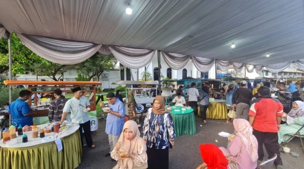 Usai Halal bi Halal dengan Gus Muhdlor, Ribuan Warga Langsung Serbu Makanan dan Jajanan di Halaman Pendopo