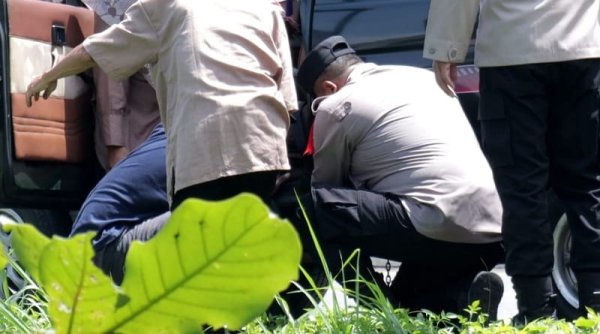 Mobil Kijang Alami Pecah Ban di Tol Purbaleunyi KM149, Petugas Pospam Lebaran Langsung Turun Tangan
