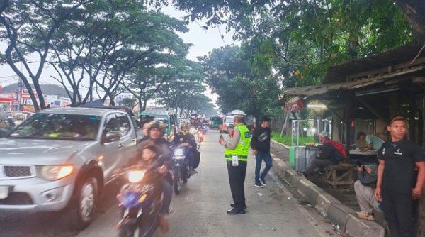 Antisipasi Arus Balik Pasca Libur Lebaran, Polsek Cileunyi Lakukan Pengaturan di Titik Kepadatan