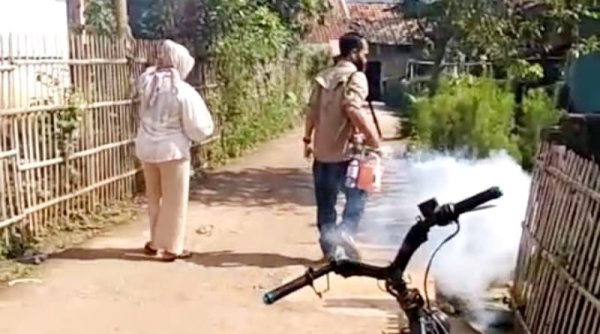 Menerima Banyak Keluhan, Pemdes Citaman Lakukan Fogging Pencegahan Wabah DBD