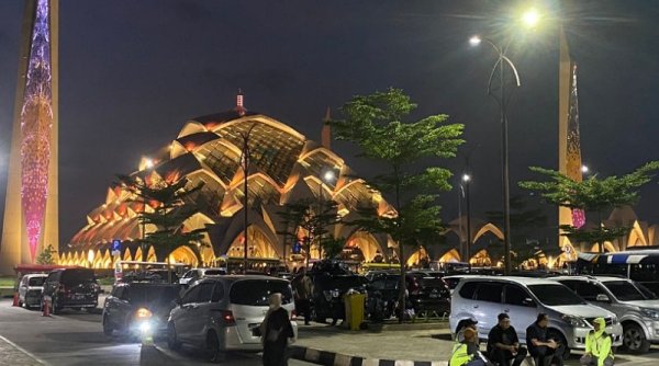 Saber Pungli Provinsi Jabar Tindak Terduga Sejumlah Pelaku Parkir Liar di Area Mesjid Al Jabar