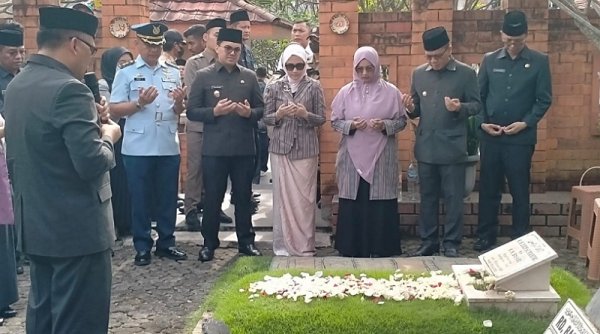 Bupati Dadang Supriatna dan Wabup Sahrul Gunawan Jalan Bareng Ziarah ke Makam-makam Mantan Bupati Bandung