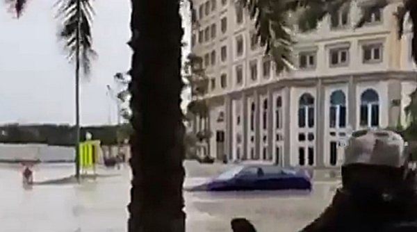 Diguyur Hujan Seharian, Beberapa Wilayah di UEA dan Oman Dilanda Banjir Besar