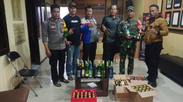 TNI dan Polri Sita Ratusan Botol Miras di Baleendah