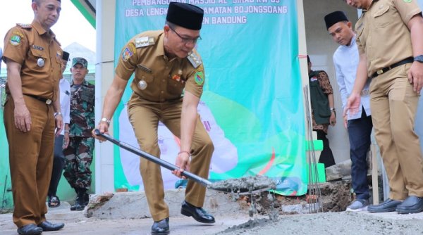 Bupati Bandung Melakukan Peletakan Batu Pertama Renovasi Masjid Al Jihad