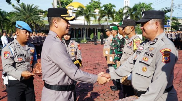Polresta Bandung Berikan Penghargaan kepada Lima Personil dan Dua Anggota TNI