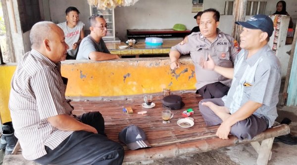 Wujudkan Rasa Aman, Bhabinkamtibmas Polres Gresik Ngopi Bareng Warga
