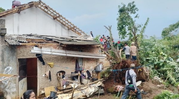Puluhan Rumah di Cimaung Kab Bandung Diterjang Angin Kencang