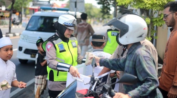 Srikandi Satlantas Polres Gresik Bagikan Makanan kepada Jamaah Salat Jumat