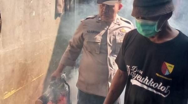 Antisipasi DBD, Bhabinkamtibmas Monitoring Giat Fogging di Wilayah Binaannya