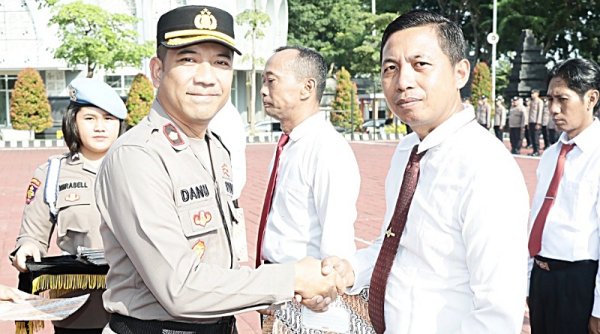 Polres Gresik Apresiasi Anggota Berprestasi Langsung Diberi Penghargaan