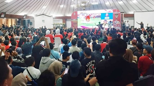 Semangat Tinggi Warga Bojonegoro Nobar Timnas di Pendopo Malowopati
