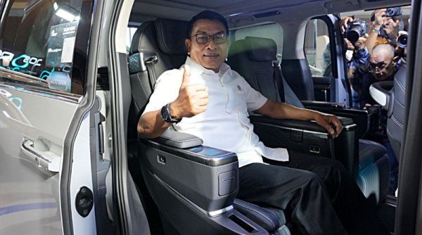Sambangi Booth MG di PEVS 2024, Moeldoko Turut Coba MPV Mewah Listrik MG Maxus 9