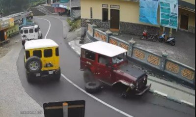 Dua Jeep yang Mengangkut Wisatawan Terlibat Insiden Kecelakaan Lalu Lintas