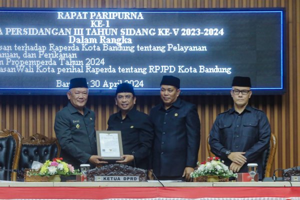 Rapat Paripurna DPRD, Pj Wali Kota Bandung Sampaikan Penjelasan Raperda RPJPD