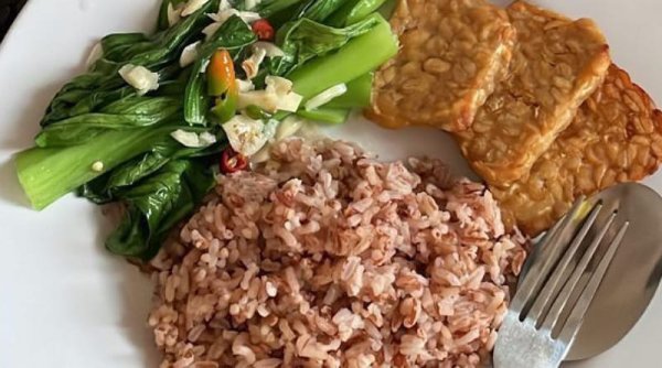 Pola Makan Sehat untuk Orang yang Berusia di Atas 50 Tahun