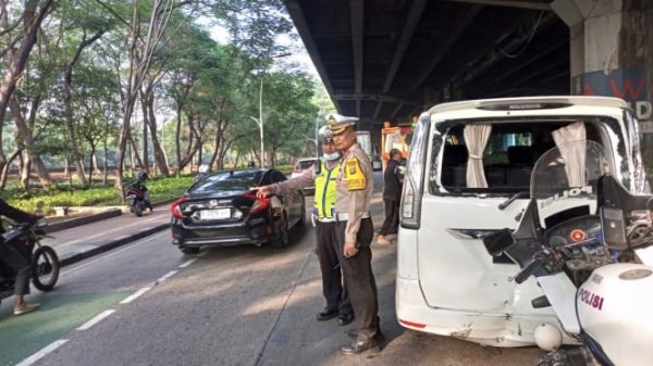 Kecelakaan Beruntun di Kelapa Gading : 2 Orang Terluka