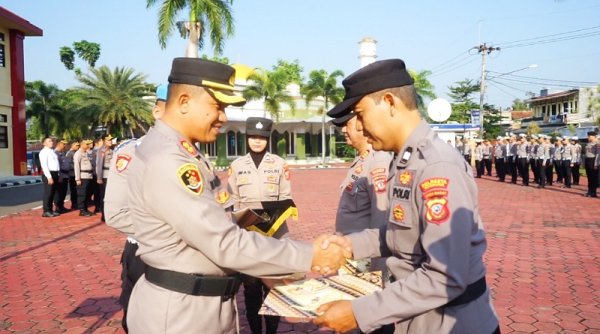 Berdedikasi dan Berprestasi, Empat Personil Polresta Bandung Raih Penghargaan