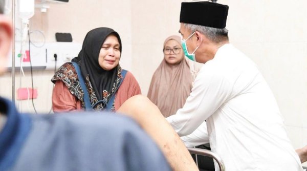 Bey Machmudin Jenguk Korban Kecelakaan Bus di RSUD Subang