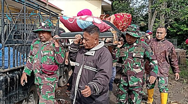 Personel TNI Kodim 0304/Agam Evakuasi Warga Terkena Banjir Bandang