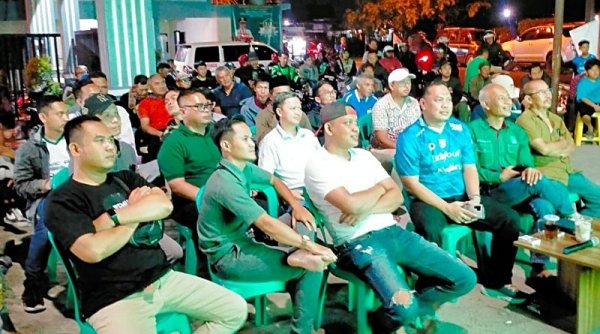 Bobotoh Persib Nonton Bareng di Depan Kantor PKB