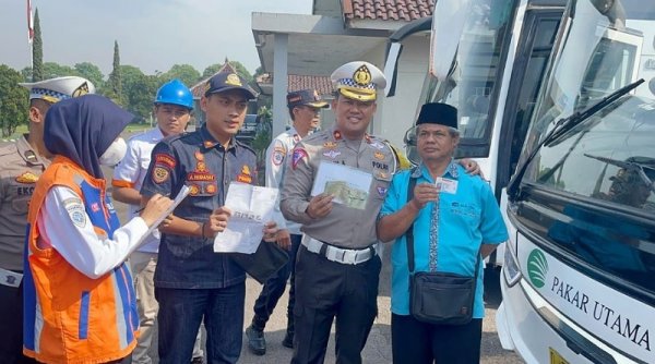 Satlantas Polresta Bandung Gelar Ramp Check Bus Dalam Kesiapan Pemberangkatan Jemaah Haji 2024