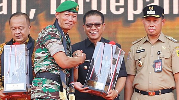 Dinilai Selalu Mendukung Kegiatan TNI, Pangdam III/Slw Beri Reward Bupati Dadang Supriatna