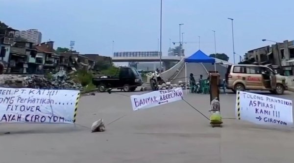 Sering Terjadi Kecelakaan, Warga Tutup Flyover Ciroyom