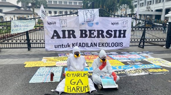 Gelar Aksi di Depan Gedung Sate, Walhi : Anggaran Triliunan Tak Mampu Bereskan Masalah Citarum !