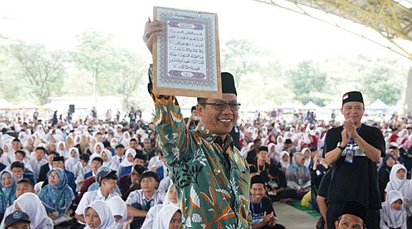 Pecahkan Rekor Muri, 38.300 Orang di Kabupaten Bandung Hari ini Menulis Al-Qur'an