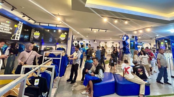 Antusiasme Jelang Final Liga 1: Persib Store Dibanjiri Pengunjung