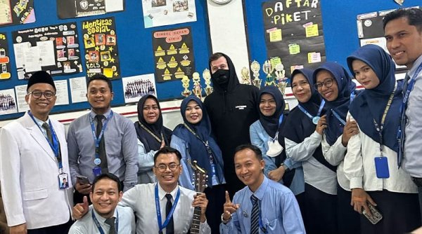 Kunjungan DJ Alan Walker ke SMA Al-Azhar di Medan