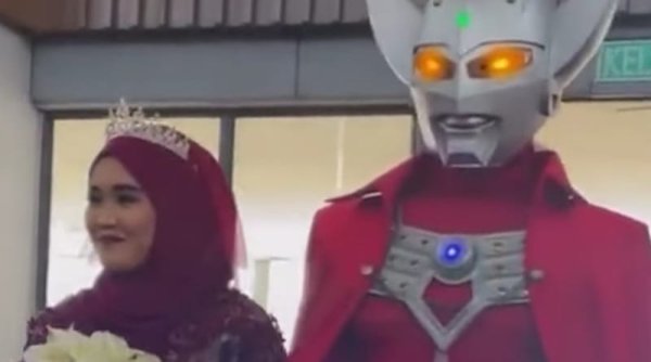 Viral, Pengantin Pria Memakai Kostum Ultraman Saat Resepsi Nikah