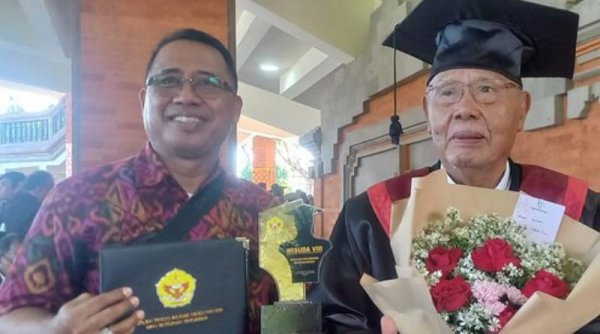 Seorang Kakek yang Memiliki 40 Cucu Jadi Wisudawan S1 di Usia 81