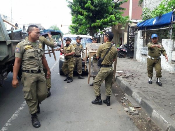 Satpol PP Bandung Tertibkan PKL di Depan Pasar Kembar untuk Urai Kemacetan dan Tatanan Lingkungan yang Lebih Baik