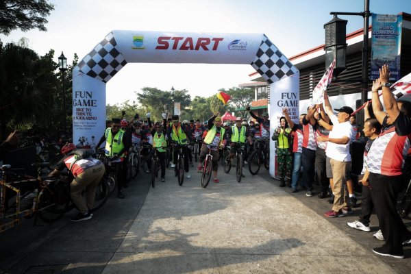 Ribuan Pesepeda Meriahkan Fun Bike 'Tribute to Soekarno' di Kota Bandung