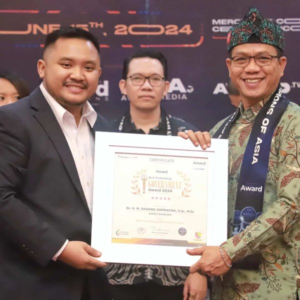 Bupati Bandung Dadang Supriatna Terima Penghargaan “6.0 Award Trends 2024