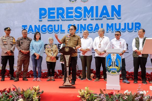 Pj Gubernur Jatim Resmikan Infrastruktur Pascabencana dan Santuni Korban Longsor di Lumajang