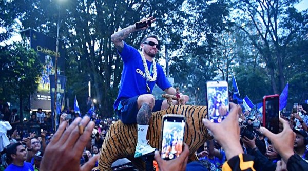 Ribuan Bobotoh dan Warga Bandung Rayakan Pesta Juara Persib di Gedung Sate, Glenn, "Terima kasih bobotoh"