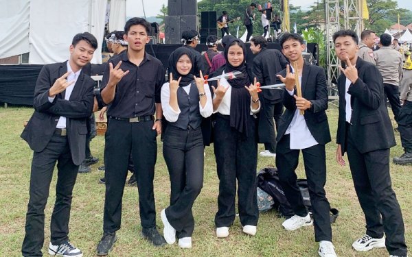 Group Band Nevermind dari SMAN 1 Cilimus Meriahkan Festival Band Milenial Cirebon