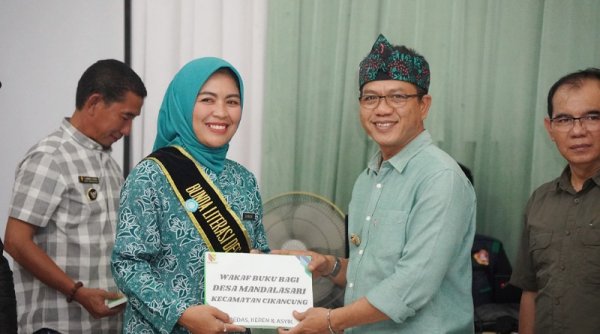 Bupati Bandung Serahkan Wakaf Buku, Ini Harapannya