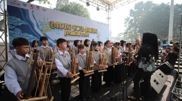 Ribuan Warga Tumpah Ruah, 12 Jam Bandung Ngurulung Angklung Siap Pecahkan Rekor
